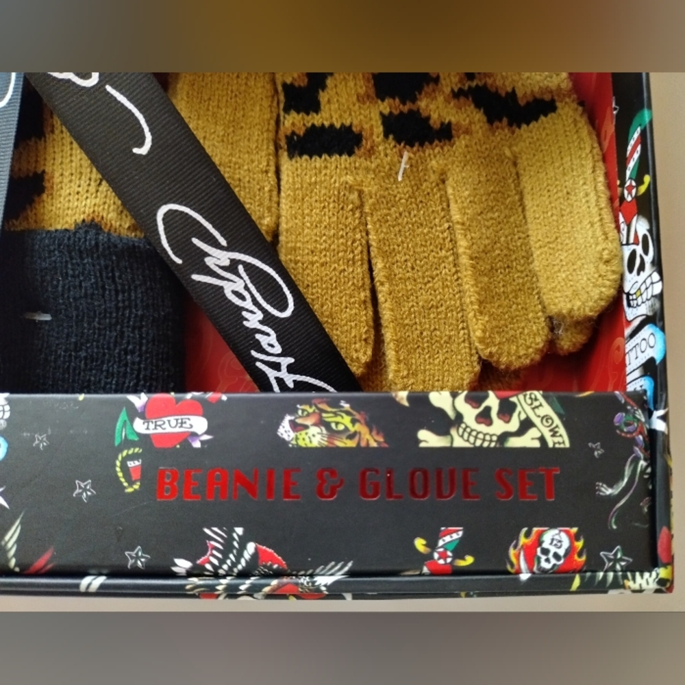 Ed Hardy Beanie Hat & Glove Gift Set Love Kills Animal Leopard Print - Picture 5 of 10